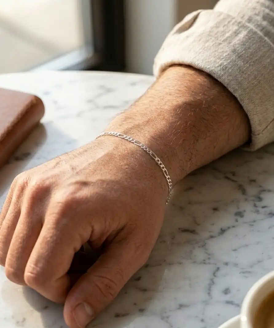 Pulsera fina de eslabones Fígaro en una muñeca